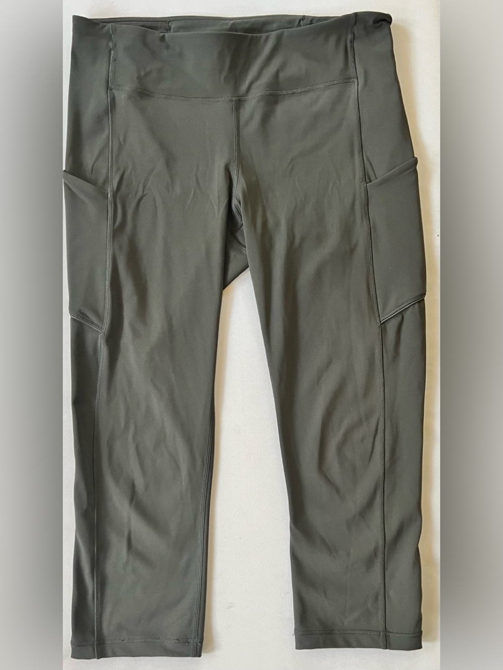 Lululemon Capri Leggings with Side Pockets / Size 10